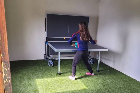 Salle de jeu avec table de ping pong